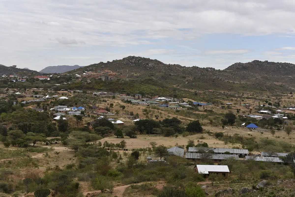 Blick über die Stadt Iringa und die umliegenden felsigen Hügel